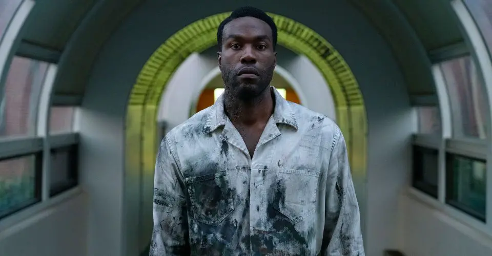 Critica Candyman Sequencia e inquietante e se diferencia do original com o terror social