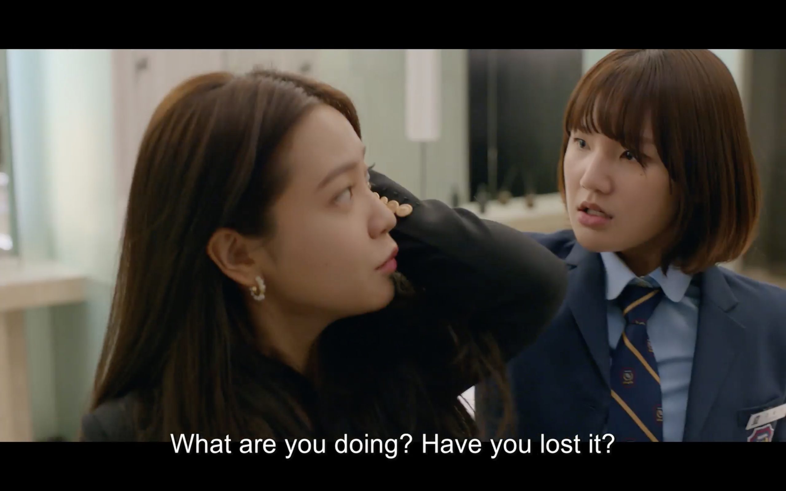 3 razoes para assistir ao fascinante misterio de assassinato BITCH X RICH 6 scaled 3 razões para assistir ao fascinante mistério de assassinato “BITCH X RICH”