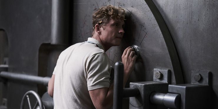 Army of the Dead Dieter Opening Safe Os maiores buracos da trama de Army Of The Dead – Invasão em Las Vegas