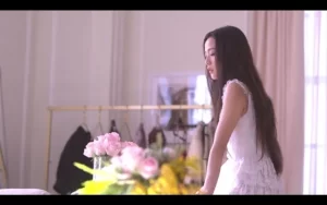 BLACKPINK Jisoo lanca MV fazendo filme para FLOWER O aguardado videoclipe de ‘FLOWER’ de Jisoo finalmente é revelado para os fãs do BLACKPINK