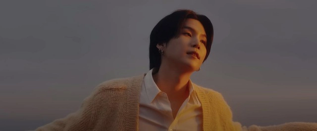 BTS Suga revela a segunda colaboracao com IU por meio de uma faixa de pre lancamento antes do lancamento do album solo 3 Suga do BTS revela a segunda colaboração com IU por meio de uma faixa de pré-lançamento antes do lançamento do álbum solo