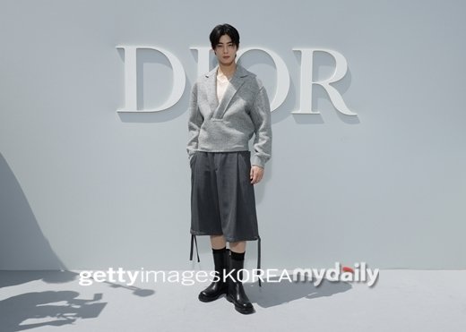 Cha Eun Woo brilha em Paris, visuais cativantes roubam os holofotes Cha Eun Woo brilha em Paris visuais cativantes roubam os holofotes 1