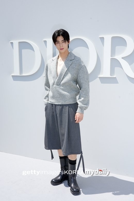 Cha Eun Woo brilha em Paris, visuais cativantes roubam os holofotes Cha Eun Woo brilha em Paris visuais cativantes roubam os holofotes 3