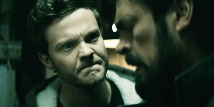 Hughie Confronts Butcher In The Boys The Boys: 10 razões pelas quais Bruto é o Batman da série