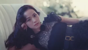 Jisoo do BLACKPINK lanca MV fazendo filme para FLOWER 2 O aguardado videoclipe de ‘FLOWER’ de Jisoo finalmente é revelado para os fãs do BLACKPINK