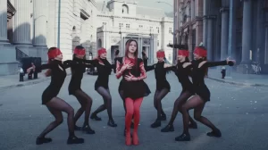 Jisoo do BLACKPINK lanca MV fazendo filme para FLOWER 3 O aguardado videoclipe de ‘FLOWER’ de Jisoo finalmente é revelado para os fãs do BLACKPINK