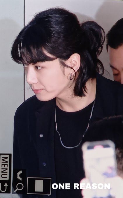 Jungkook surpreende fas ao aparecer na loja pop up da Calvin Klein com Jennie do BLACKPINK 10 Jungkook surpreende fãs ao aparecer na loja pop-up da Calvin Klein com Jennie do BLACKPINK