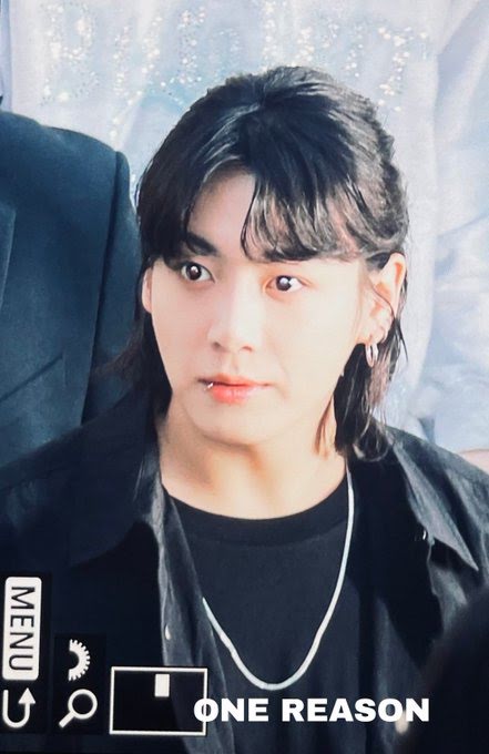 Jungkook surpreende fas ao aparecer na loja pop up da Calvin Klein com Jennie do BLACKPINK 9 Jungkook surpreende fãs ao aparecer na loja pop-up da Calvin Klein com Jennie do BLACKPINK