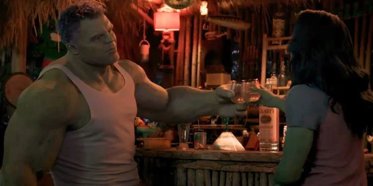 Mark Ruffalo Smart Hulk Tatiana Maslany She Hulk drink screengrab Não há razão para pânico sobre o CGI de She-Hulk… Ainda
