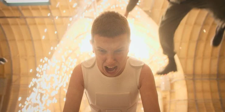 Millie Bobbie Brown with Shaved Head as Eleven in Stranger Things Season 4 Stranger Things: Projeto Nina E O Mundo Real, Explicado