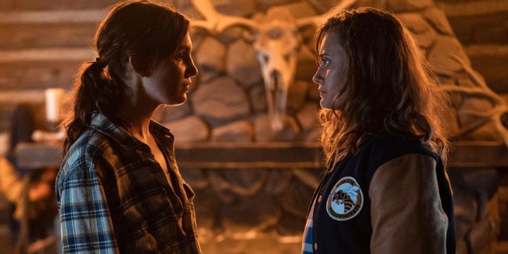 Sophie N lisse as Teen Shauna and Ella Purnell as Jackie in season 1 finale of yellowjackets Yellowjackets: O tempo que se passa na primeira temporada, linha do tempo