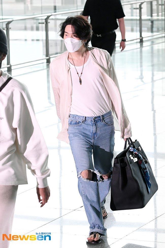 Suga do BTS traz de volta um boato antigo com sua moda de aeroporto