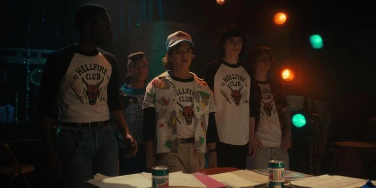 The Hellfire Club on Stranger Things Stranger Things: Quarta temporada coloca música de 37 anos atrás no topo