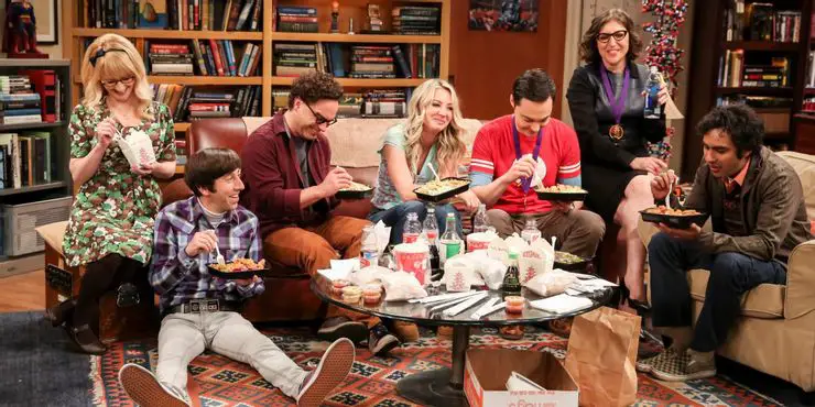The gang eating food together in The Big Bang Theory Cropped 10 melhores sitcoms, de acordo com o Ranker