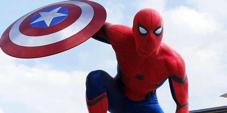 Tom Holland as Spider Man with Shield in Captain America Civil War 10 melhores filmes de Tom Holland, Ranqueados