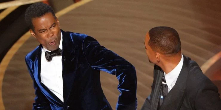 Will Smith slapping Chris Rock at the 2022 Academy Awards Will Smith vai perder o Oscar por bater em Chris Rock?