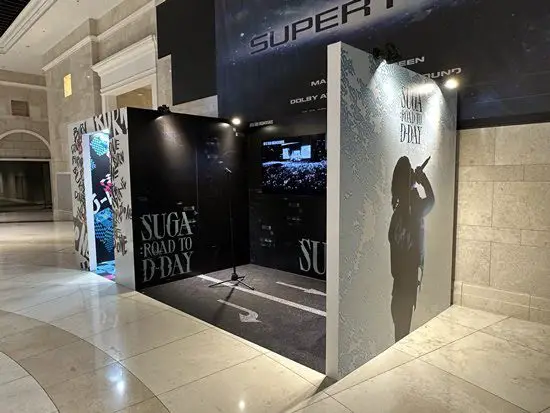 Zonas de fotos dos documentarios solo de J Hope e Suga do BTS sao vistas no cinema 3 Zonas de fotos dos documentários solo de J-Hope e Suga do BTS são vistas no cinema