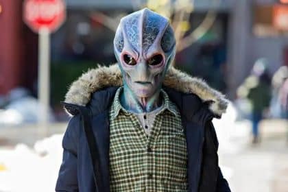 Resident Alien: 7 Motivos para Assistir na Netflix!