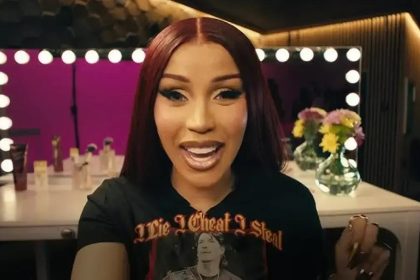Cardi B anima público durante SummerSlam, mas fãs notam erro ao vivo