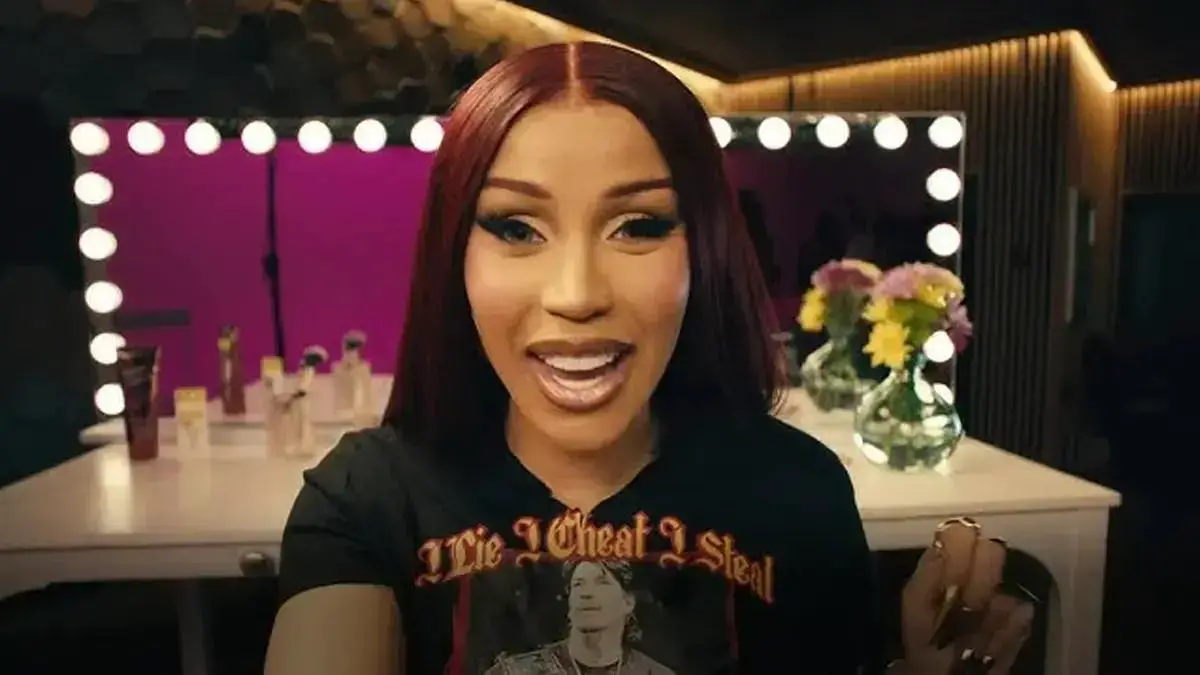 Cardi B anima público durante SummerSlam, mas fãs notam erro ao vivo