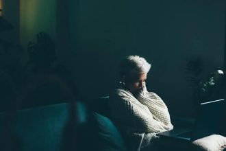 Estudo revela inconsistências de chatbots em questões sobre suicídio