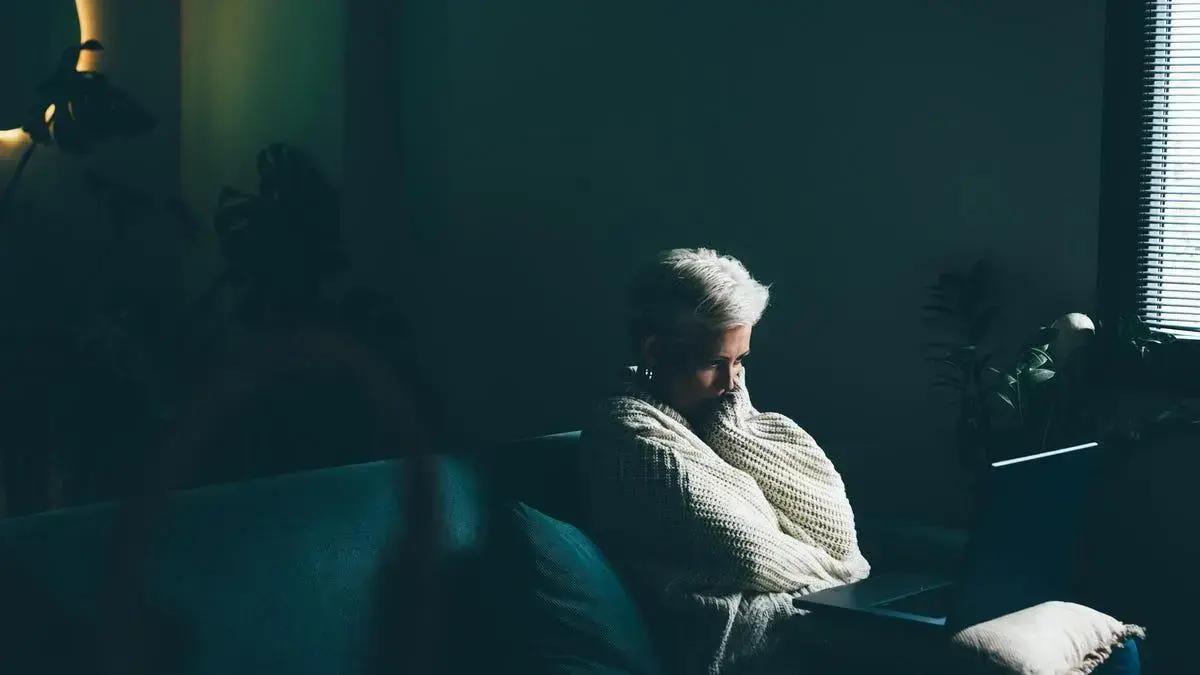 Estudo revela inconsistências de chatbots em questões sobre suicídio