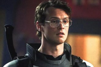 Freddie Stroma revela sexualidade do Vigilante na nova temporada de Peacemaker