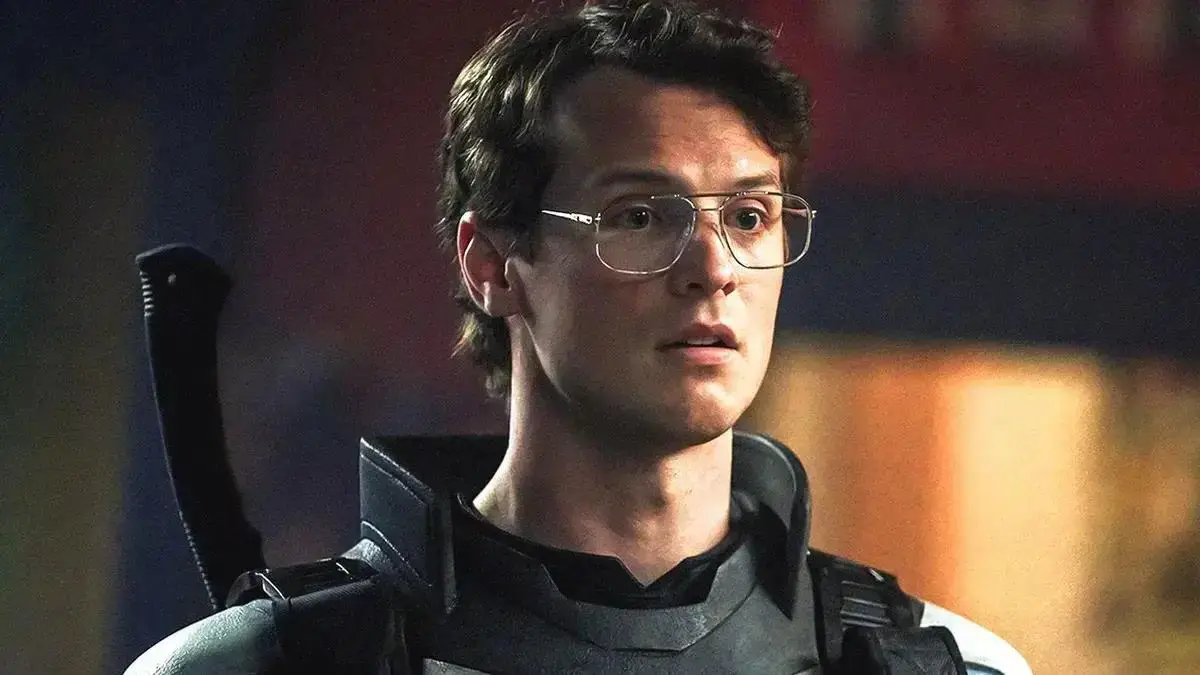 Freddie Stroma revela sexualidade do Vigilante na nova temporada de Peacemaker