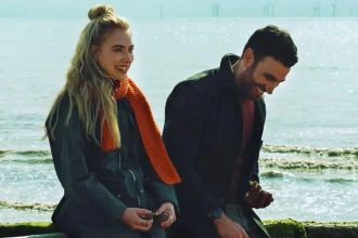 All of You: O Romance Futurista com Brett Goldstein que Promete Encantar