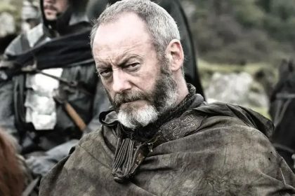 Liam Cunningham reage à morte de criança palestina durante conflito