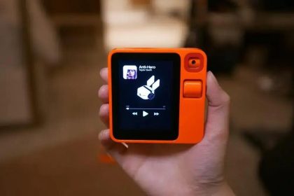 Rabbit R1 recebe atualização de sistema com foco em telas sensíveis ao toque