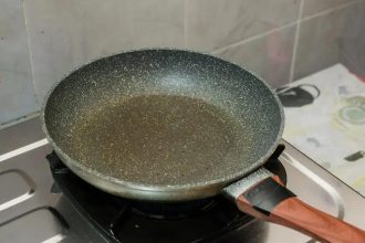 5 alimentos que você não deve cozinhar na sua frigideira antiaderente
