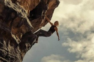 Charlize Theron enfrenta caçada mortal em ‘O Jogo do Predador’, novo thriller da Netflix