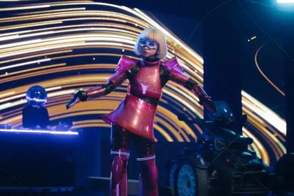 M3GAN 2.0 abandona terror e aposta em ação para discutir inteligência artificial