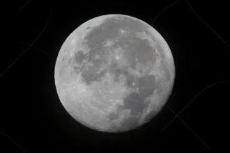 Superlua inaugura o ano com brilho e tamanho impressionantes no céu