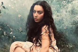 Charli XCX reinventa a atemporalidade musical em ‘Wall of Sound’, do álbum Wuthering Heights