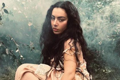 Charli XCX reinventa a atemporalidade musical em ‘Wall of Sound’, do álbum Wuthering Heights