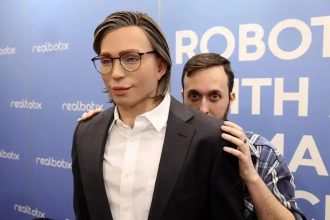 Conheça David, o novo robô humanoide da Realbotix apresentado na CES 2026