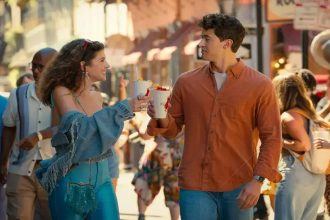 ‘De Férias com Você’: A nova comédia romântica que estreia na Netflix