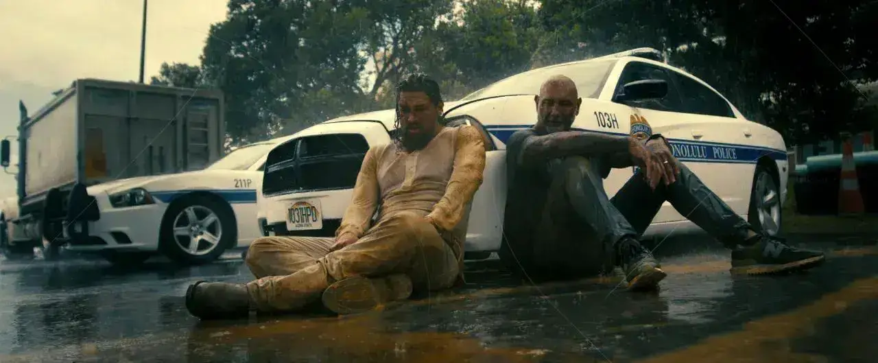 Jason Momoa e Dave Bautista se reencontram em filme de ação explosivo