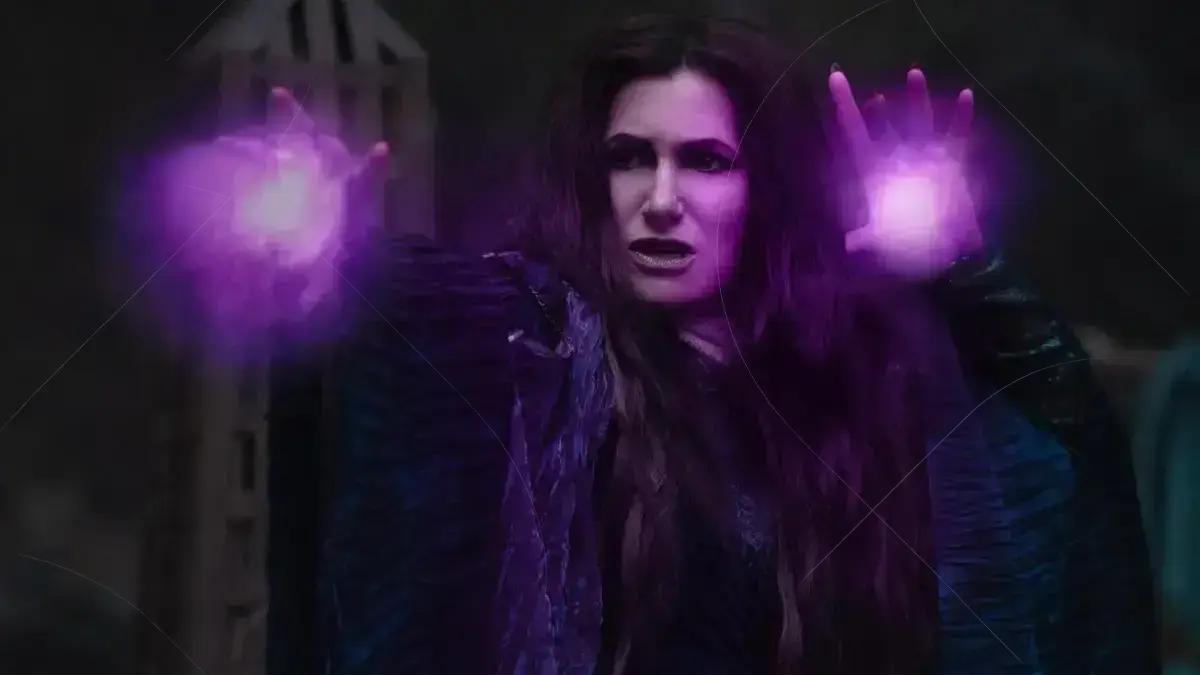 Kathryn Hahn negocia papel de Mãe Gothel no live-action de Enrolados