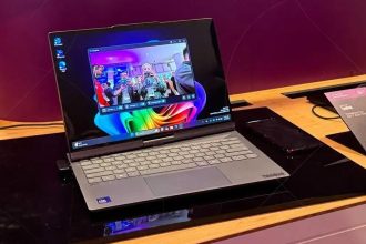 Laptop Lenovo com tela que gira e segue você na sala de reuniões