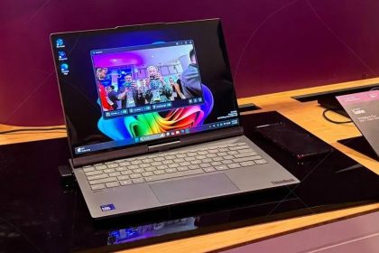 Laptop Lenovo com tela que gira e segue você na sala de reuniões