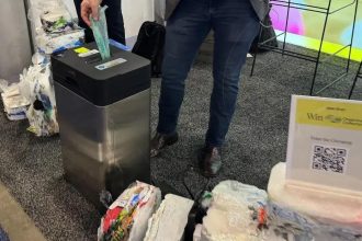 Lixeiras inteligentes transformam sacolas plásticas em tijolos recicláveis