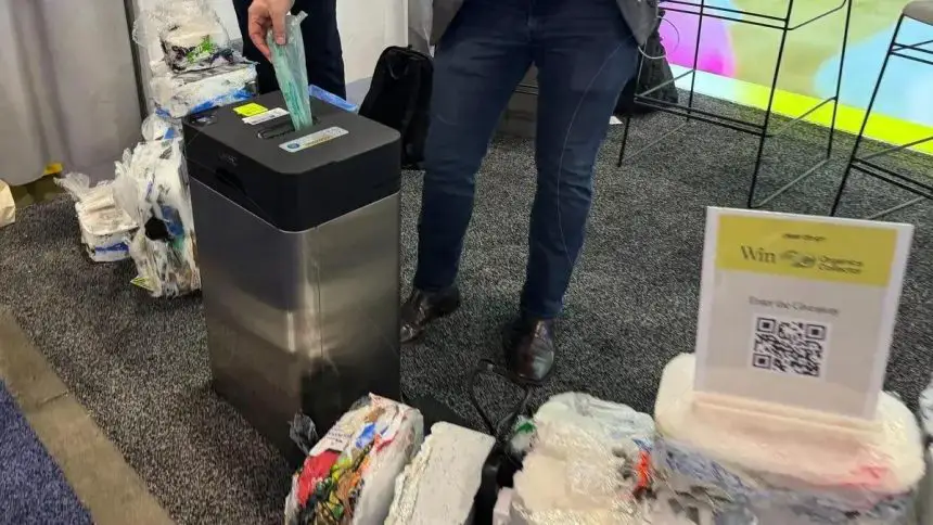 Lixeiras inteligentes transformam sacolas plásticas em tijolos recicláveis 38 Lixeiras inteligentes transformam sacolas plásticas em tijolos recicláveis