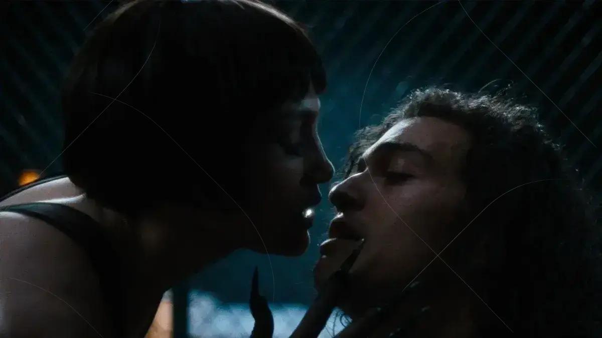 Nova versão musical de O Beijo da Mulher Aranha emociona com Diego Luna e Jennifer Lopez