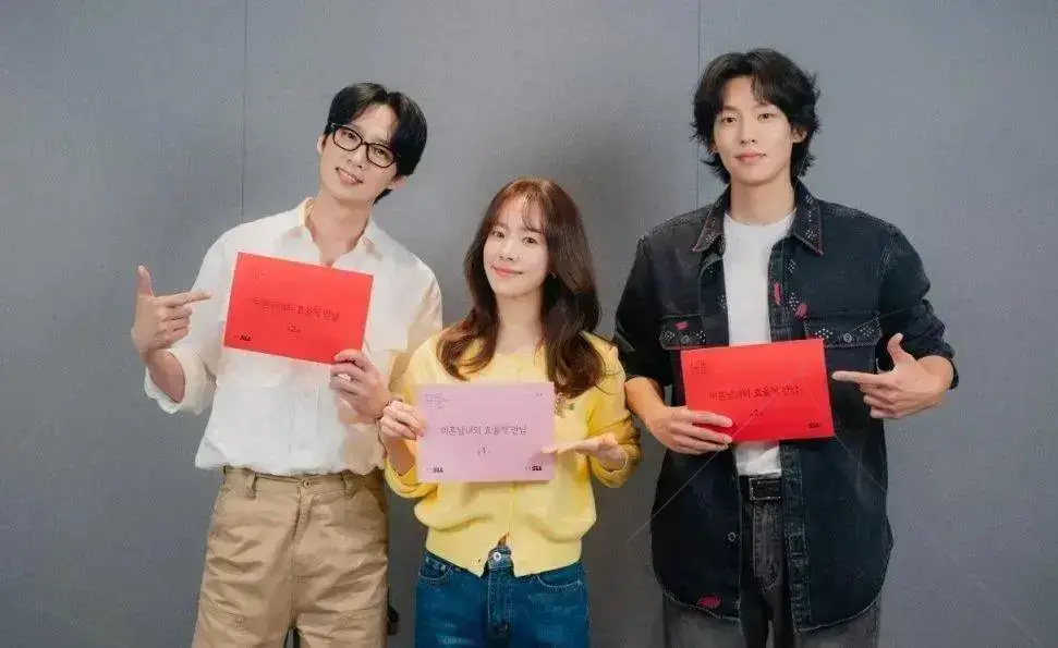 Novo drama da JTBC revela química única entre Han Ji Min e Park Sung Hoon