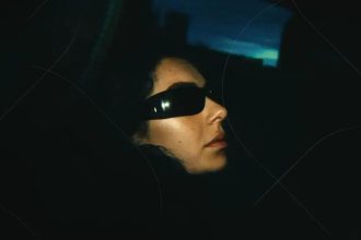 The Moment: Charli XCX e Kylie Jenner protagonizam imagem sensual do filme