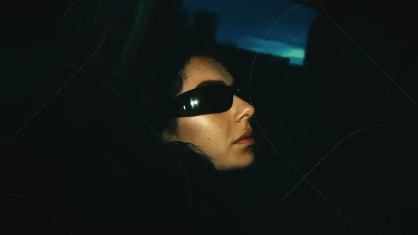 The Moment: Charli XCX e Kylie Jenner protagonizam imagem sensual do filme