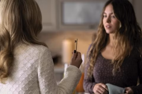 Sydney Sweeney Brilha com 'The Housemaid' 14 Amanda Seyfried holding up a key to Sydney Sweeney in The Housemaid